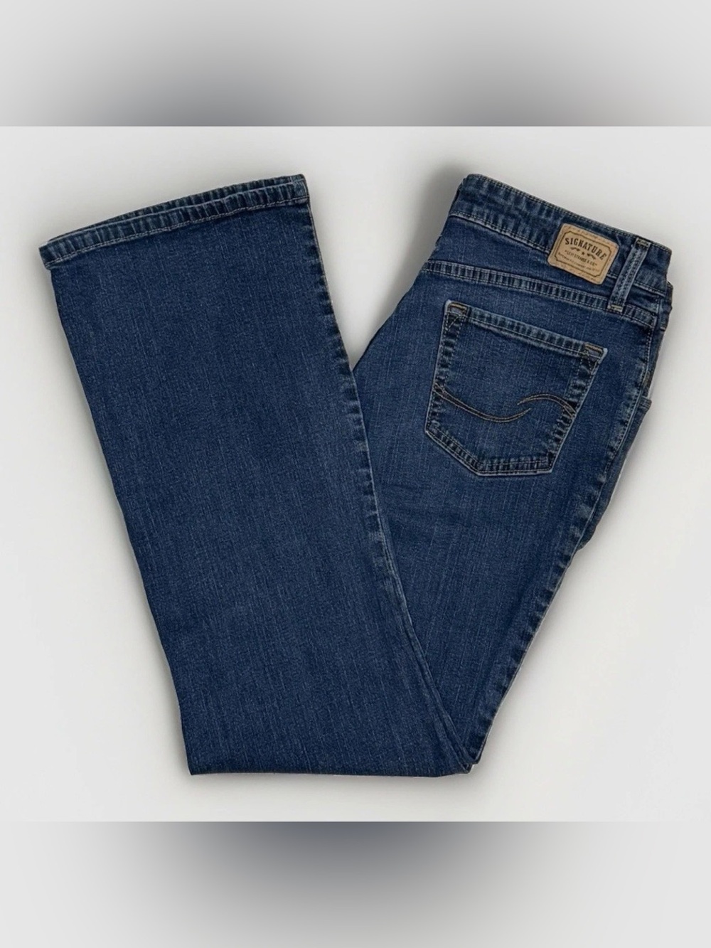 LEVIS Signature At Waist Bootcut Blue Jeans
Misses Size 12 Short (30x28.5)
